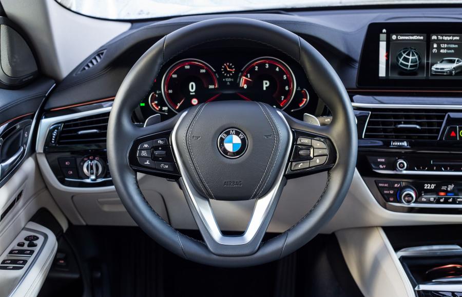 Панель приборов BMW 630i Gran Turismo Luxury Line (G32) 2017 года  (WW) (фото 29 из 40)